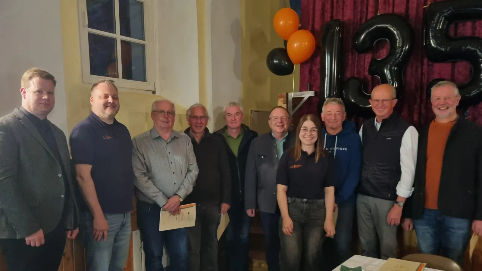 An der Jahreshauptversammlung konnte das Leitungsteam um Mirjam Müller (Vierte von Rechts) und Martin Prechtl (Zweiter von Links) zusammen mit Pfarrer Thomas Kraus (links) sieben Kolpingbrüder für ihre langjährige Mitgliedschaft auszeichnen. Geehrt wurden (von links) Roland Gallei, Jürgen Brunner, Thomas Bartmann, Georg Götz, Harald Plank, Werner Weismeier und Hans Liedtke. (Bild: Katrin Pasieka-Zapf)