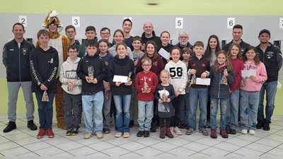 Der Osterhase hatte bei der Preisverleihung viel zu tun. Den Siegern gratulierten besonders (links) Schützenmeister Matthias Reis und der Osterhase , sowie (rechts hintere Reihe) Sportleiter Stefan Gradl.  (Bild: Hans-Jürgen Schlosser)