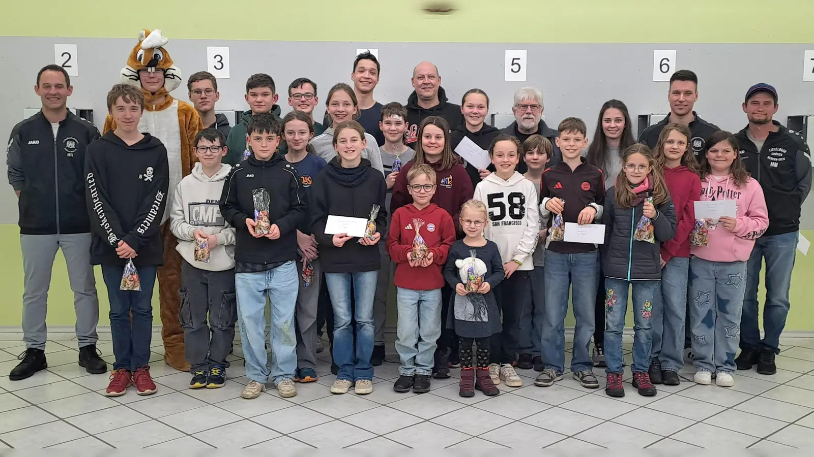 Der Osterhase hatte bei der Preisverleihung viel zu tun. Den Siegern gratulierten besonders (links) Schützenmeister Matthias Reis und der Osterhase , sowie (rechts hintere Reihe) Sportleiter Stefan Gradl.  (Bild: Hans-Jürgen Schlosser)