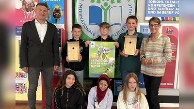 Schulleiter Florian Fuchs und Studienrätin (MS) Felicitas Berger mit einigen der fleißigen Sammler (Bild: Katharina Kraus)