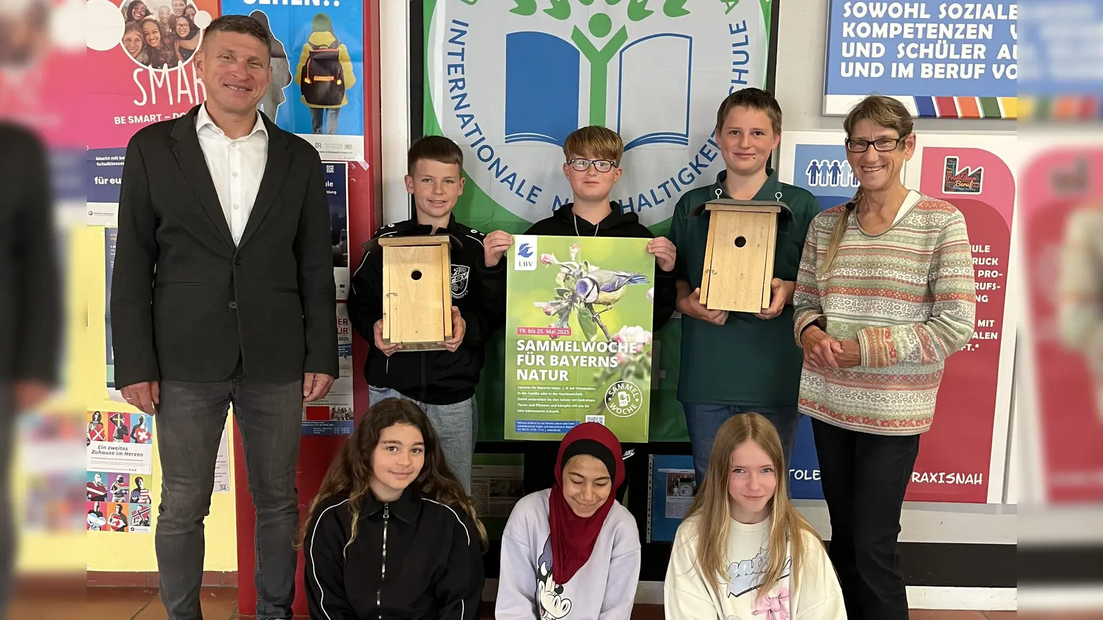 Schulleiter Florian Fuchs und Studienrätin (MS) Felicitas Berger mit einigen der fleißigen Sammler (Bild: Katharina Kraus)