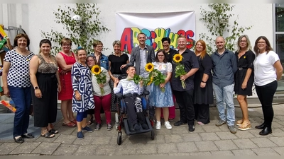 Die Abschlussschüler und -schülerinnen des Förderzentrums mit dem Schul- und HPT-Team (Bild: Christina Ponader)