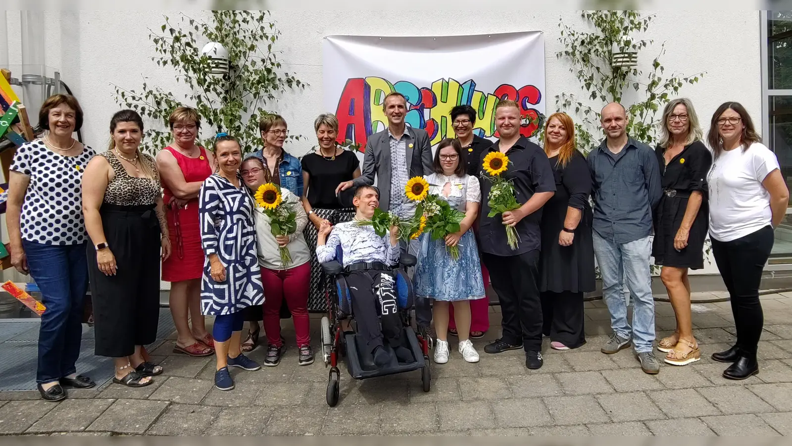 Die Abschlussschüler und -schülerinnen des Förderzentrums mit dem Schul- und HPT-Team (Bild: Christina Ponader)