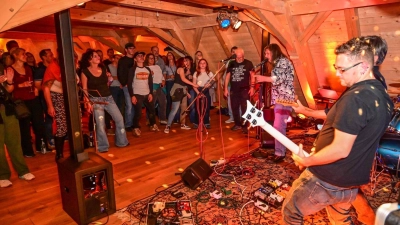 Sehr gut besucht war die Open Stage – Dritte Auflage. Die Stimmung war beim Auftritt von Marin Radio sehr ausgelassen. (Bild: Siegfried Steinkohl)