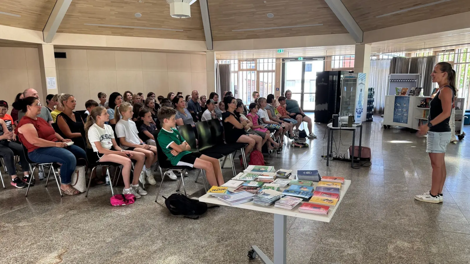 Frau Wagner vom T1 Medienzentrum mit den teilnehmenden Familien des Eltern-Kind-Nachmittags zum Thema Mediensicherheit (Bild: Karin Gleißner)