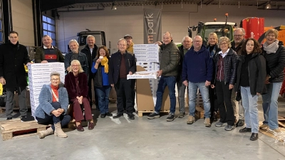 Sie sorgten dafür, dass die Krapfen pünktlich ausgeliefert werden konnten. Die Lions-Präsidenten Hans Klug und Alexander Heinz (im Bild 8. und 10. von links) freuten sich, dass wieder alles geklappt hatte.  (Bild: Claudia Völkl)