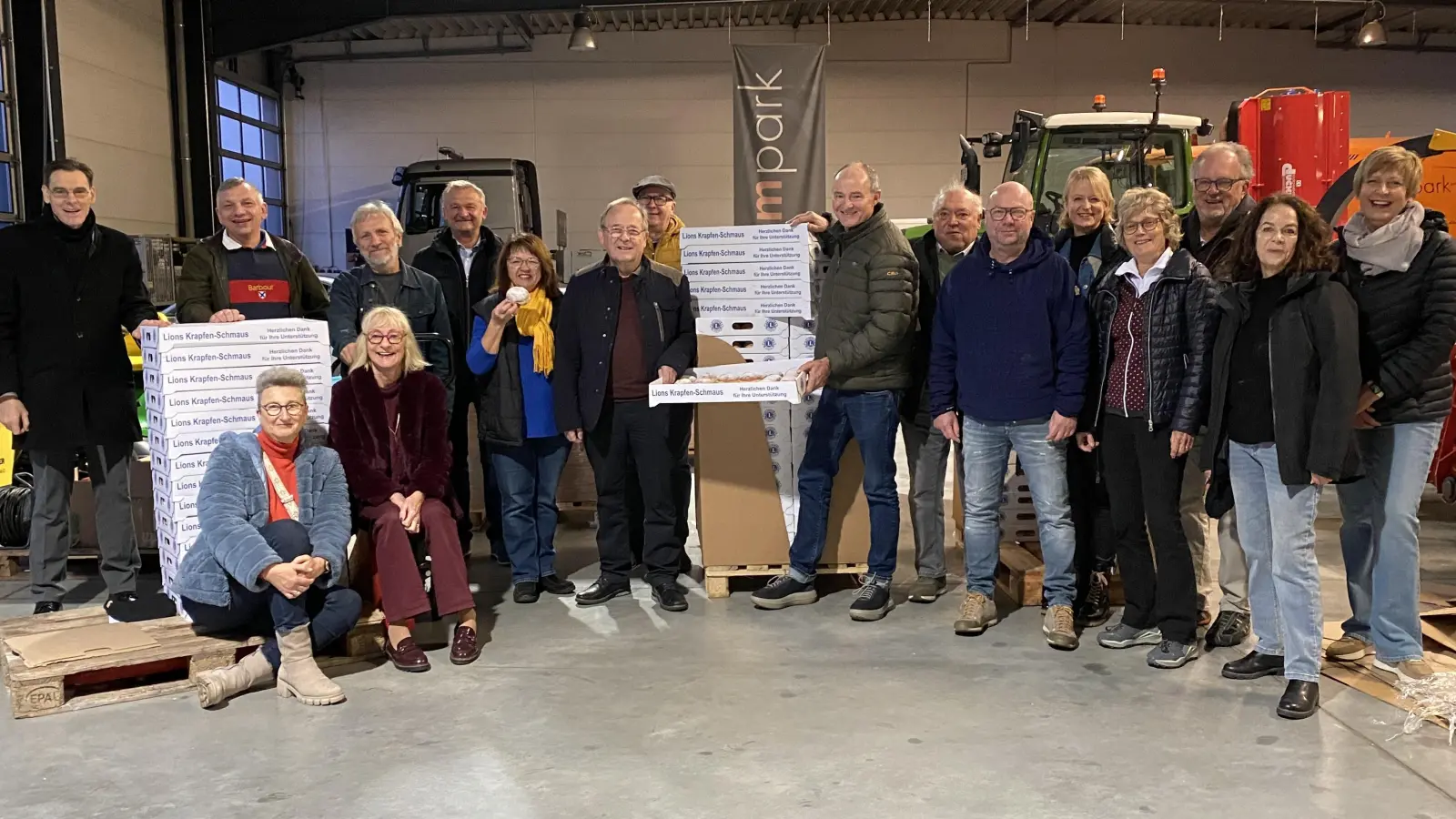 Sie sorgten dafür, dass die Krapfen pünktlich ausgeliefert werden konnten. Die Lions-Präsidenten Hans Klug und Alexander Heinz (im Bild 8. und 10. von links) freuten sich, dass wieder alles geklappt hatte.  (Bild: Claudia Völkl)