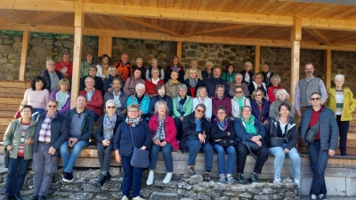 Die Ausflugsgruppe bei der Flugschau auf Schloss Rosenburg (Bild: Andrea Gagulic)