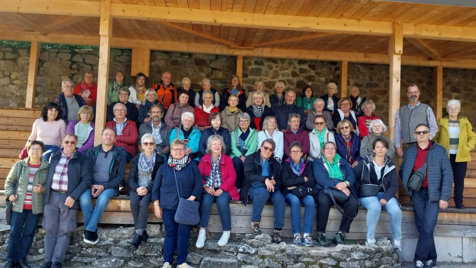 Die Ausflugsgruppe bei der Flugschau auf Schloss Rosenburg (Bild: Andrea Gagulic)
