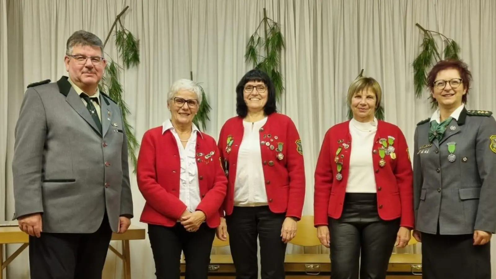Ehrung Vereinsmeister Damen, 2. Schützenmeister Johannes Rupprecht, Monika Graf, Edith Prösl, Gaby Steiner, 1. Schützenmeisterin Annette Rauscher (Bild: Inge Siegert)