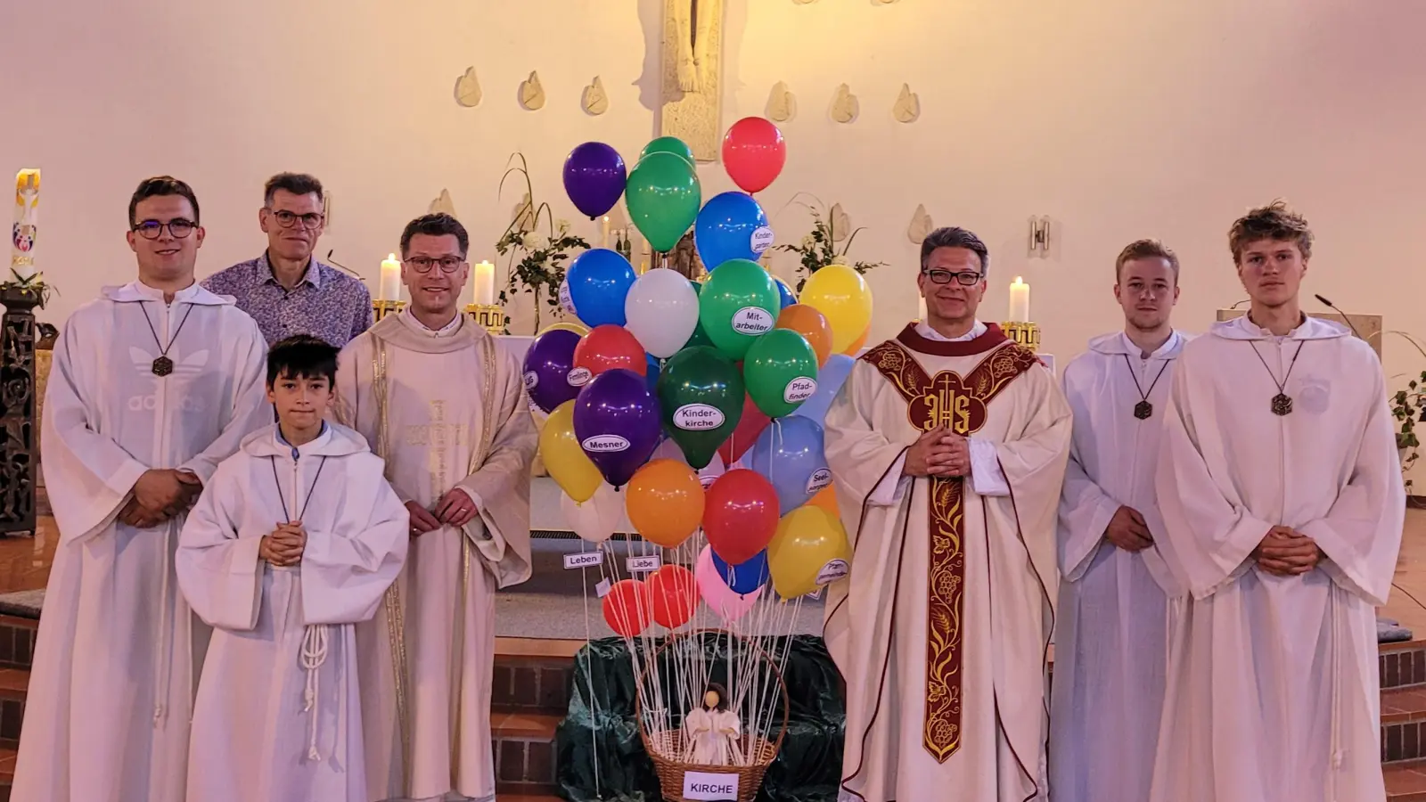 Die Ministranten mit Gemeindereferent Martin Melchner, Diakon Stefan Lobinger und Pfarrer Michael Jakob.  (Bild: Dr. Gudrun Frey)