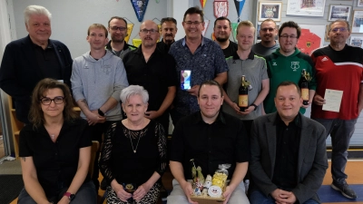 Ehre, wem Ehre gebührt. Der 1. SKC Floß 1977 erfüllte in der Jahreshauptversammlung am Sonntag eine dankbare Aufgabe. (Bild: Fred Lehner)