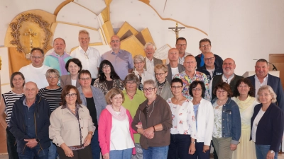 Gruppenfoto nach der Andacht in der Waldthurner Pfarrkirche anlässlich des Klassentreffens der Geburtsjahrgänge 1965/1966. Aus USA angereist Hubert Holfelner (hinten Zweiter von links). (Bild: Franz Völkl)