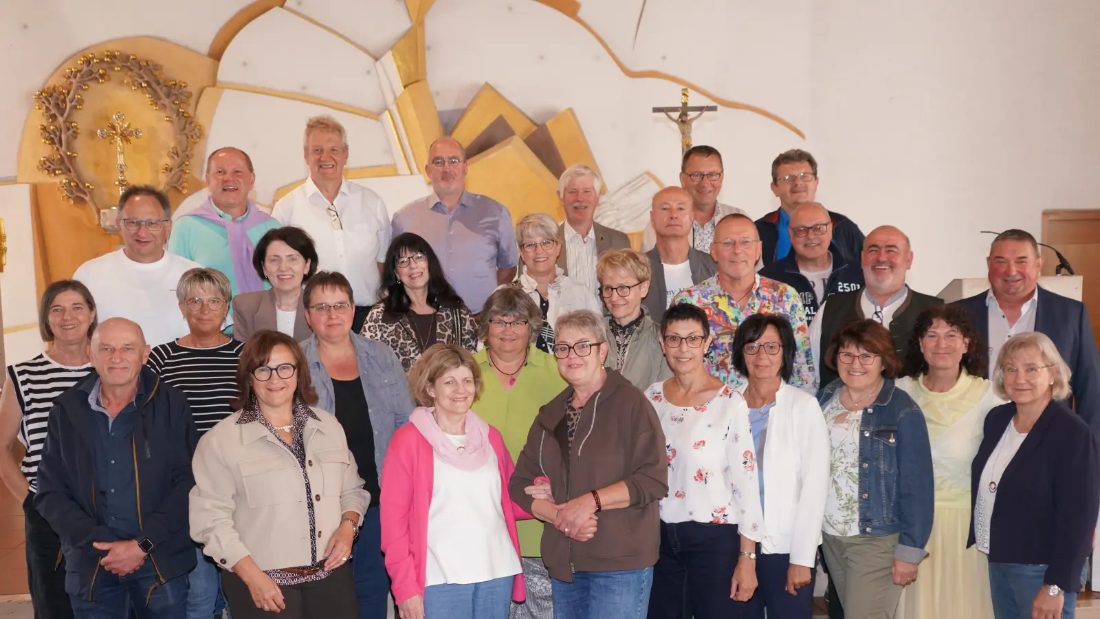 Gruppenfoto nach der Andacht in der Waldthurner Pfarrkirche anlässlich des Klassentreffens der Geburtsjahrgänge 1965/1966. Aus USA angereist Hubert Holfelner (hinten Zweiter von links). (Bild: Franz Völkl)