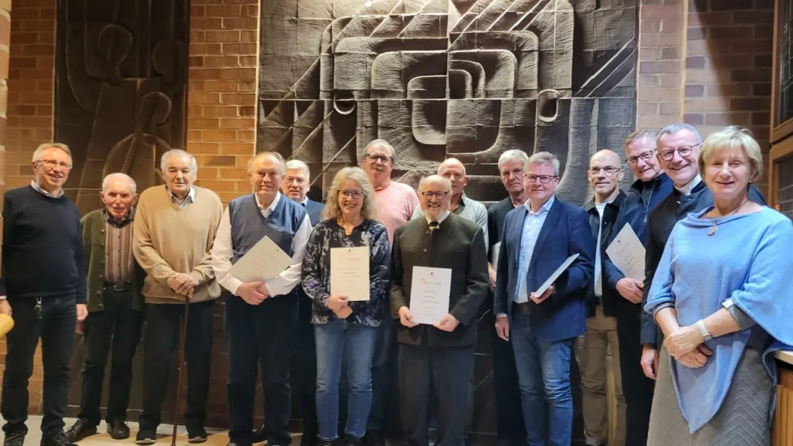 v.l.n.r. Vorsitzender Werner Hahn, Martin Riedl, Ludwig Fenzl, Josef Walenta, Richard Söllner, Kerstin Trottmann, Reinhard Ott, Bruno Salomon, Werner Koch, Peter Schiml, Paul Zrenner, Robert Ernstberger, Ferdinand Sperber, Präses Dr. Thomas Vogl, Inge Kausler (Bild: Helmut Heindl)