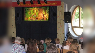 Bereitwillig halfen die Kinder dem Kasperl, das Rätsel um die verzauberten Steine zu lösen. (Bild: Johann Kneißl)