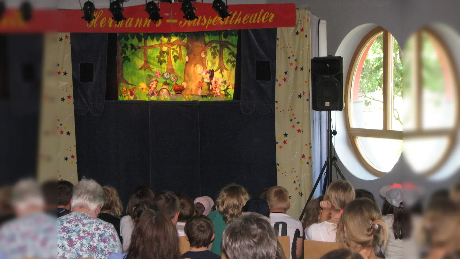 Bereitwillig halfen die Kinder dem Kasperl, das Rätsel um die verzauberten Steine zu lösen. (Bild: Johann Kneißl)