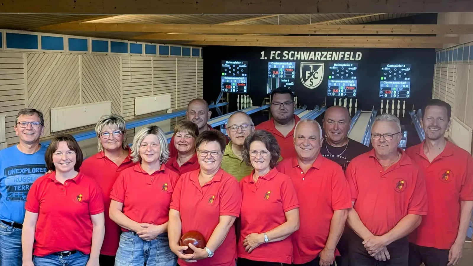 Die zweite Vorsitzende Johanna Scharf und die erste Vorsitzende Martina Götz (erste Reihe von links) gratulierten den erfolgreichen Keglerinnen und Kegler des OGV Wolfring. (Bild: Fabian Schneiderbauer)