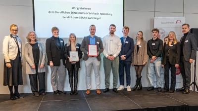 STARK-Modellschulauszeichnung BSZ Sulzbach-Rosenberg (v.l.n.r): Sandra Stenger (Vorstandsvorsitzende bbw e. V.), Sabine Fersch (Schulleiterin), Franziska Nachtmann, Silvia Götz, Patrick Beck (Lehrkräfte), 4 Schülerinnen und Schüler, Doris Ernsberger (stv. Schulleiterin), Dr. Robert Geiger (StMUK). (Bild: Georg Dengler)