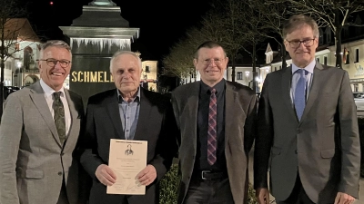 Zu nächtlicher Stunde auf dem Tirschenreuther Marktplatz mit Schmeller vereint: Bürgermeister Franz Stahl, Ehrenmitglied Dr. Werner Winkler, Vorsitzender Christian Ferstl und Verleger Fritz Pustet (von links). <br> (Bild: Manfred Sailer)