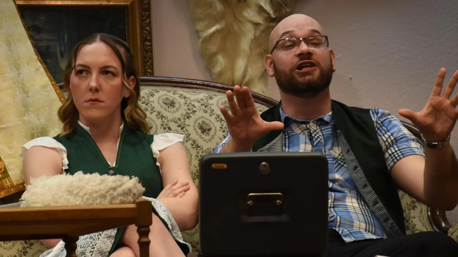 Peter Kraus (rechts) gibt Raimund Brandstätter, dessen neue Liebe Mona (Marina Perlinger) hat langsam genug von seinen Luftschlössern. (Bild: Markus Nagler)