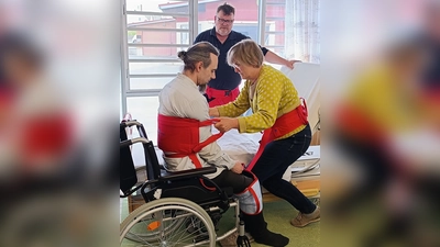 Von links: Florian Kastner (Pflegekraft ARV Oberpfalz Erbendorf), Michael Rössler (Referent Firma Petermann), Ulrike Ferber (stellvertretende Pflegedienstleitung Pflegedienst Caritas Kemnath).  (Bild: Isolda Guba)