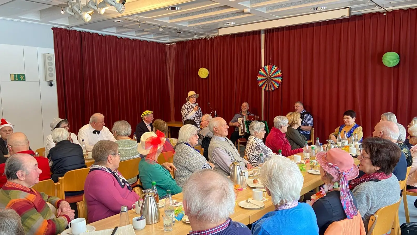Buntes Faschingstreiben im cafe miteinander (Bild: Alfred Schuster)