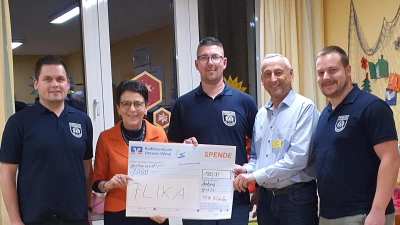 Christoph Hirzinger, Thomas Appel sowie Lucas Schubert, Mitglieder der Freiwilligen Feuerwehr Vilshofen, überreichen den Scheck an FLIKA-Vorsitzende Margit Meier. (Bild: Sandra Dietl)