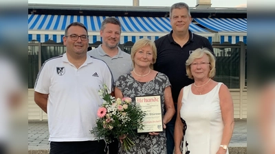 zum Ehrenmitglied des 1. FC Schwarzenfeld wurde geehrt: Frau Margot Stürzer (mitte), 2. Vorstand Gabriele Beck, 1.Vorstand Christian Liebl, 1.Bürgermeister Peter Neumeier, 3.Vorstand Thomas Schießl (von rechts nach links)  (Bild: Silvia Beck)