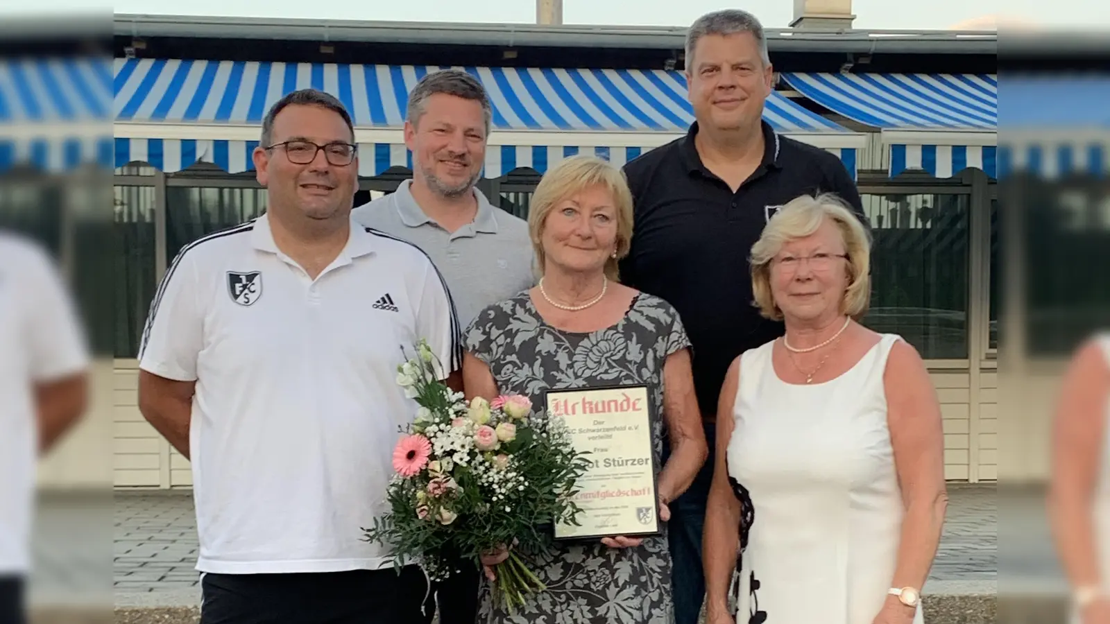 zum Ehrenmitglied des 1. FC Schwarzenfeld wurde geehrt: Frau Margot Stürzer (mitte), 2. Vorstand Gabriele Beck, 1.Vorstand Christian Liebl, 1.Bürgermeister Peter Neumeier, 3.Vorstand Thomas Schießl (von rechts nach links)  (Bild: Silvia Beck)