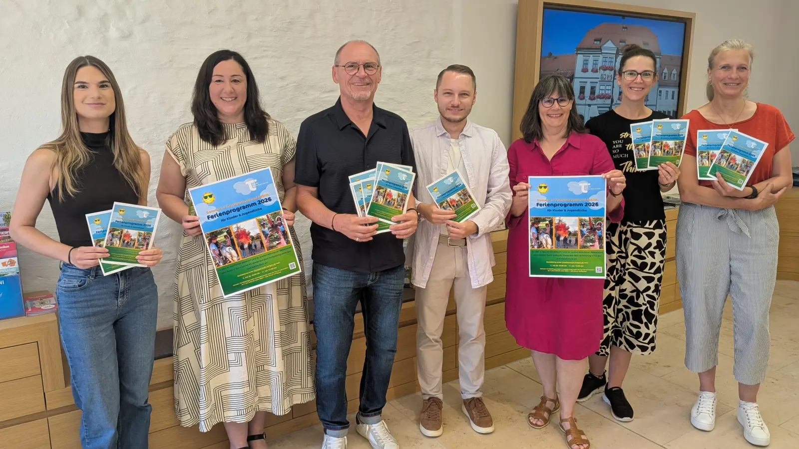 Bürgermeister Hans-Peter Schärl (3.v.l.) mit der Stv. Leiterin der Tourist-Info Jessica Hecht, der Leiterin der Tourist-Info Birgit Plößner, dem Jugendbeauftragten Sebastian Wittke sowie den Tourist-Info-Mitarbeiterinnen Petra Römer, Katrin Demleitner und Susanne Stich (v.l.) bei der Vorstellung des Ferienprogramms. (Bild: Mirko Streich)