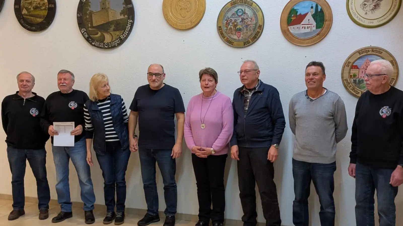 Siegerehrung beim Wettbewerb im Luftgewehrschießen <br>von links nach rechts: Birner Alfred, Kurt Falk, Walter Diana (1.Platz), Önler Fuat (2.Platz), Hartmann Anni (3.Platz), Eckl Rudi (4.Platz), Max Hausknecht (5.Platz), Theo Heinz (Bild: Manfred Nägelein)