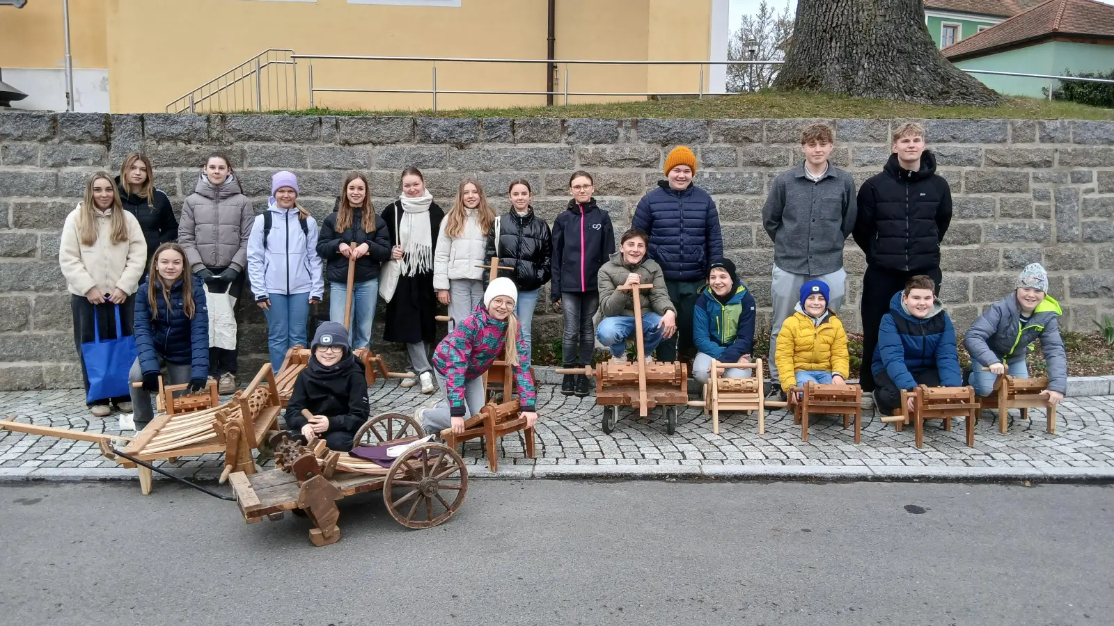 Die Moosbacher Ministranten waren am Karfreitag und Karsamstag wieder zum Ratschen unterwegs. (Bild: Udo Klösel)