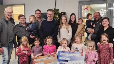 Die Verantwortlichen der FF Gaisthal mit Kindern und Leiterinnen des Kinderhauses, sowie Vertreter des Vereins 9.9 Schwarzachtal bei der Spendenübergabe. (Bild: Johannes Gillitzer)