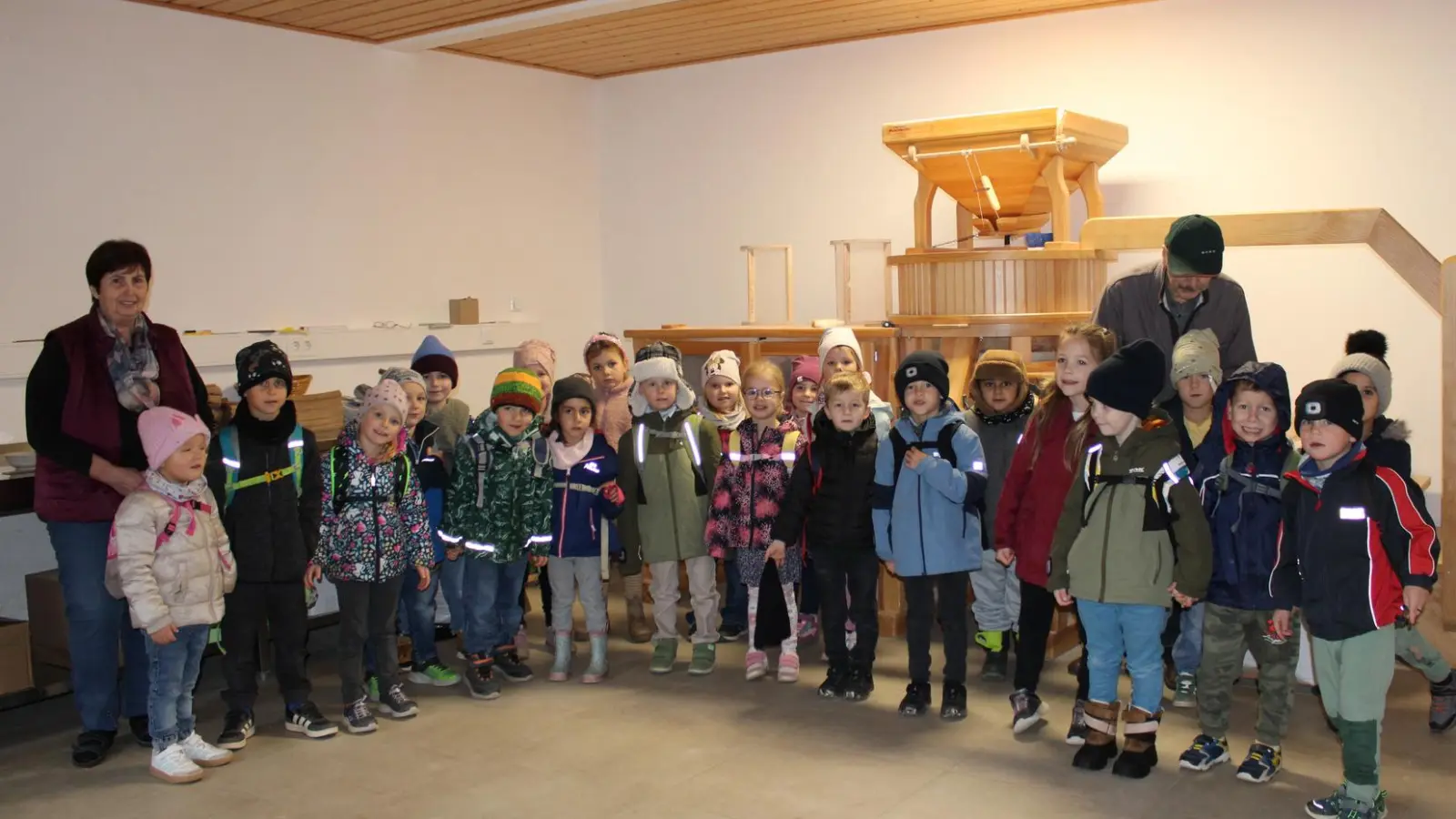 Nach der interessanten Besichtigung stellten sich die Kinder mit den Mühlenbesitzern zum Gruppenfoto auf. (Bild: Jessica Tusek)
