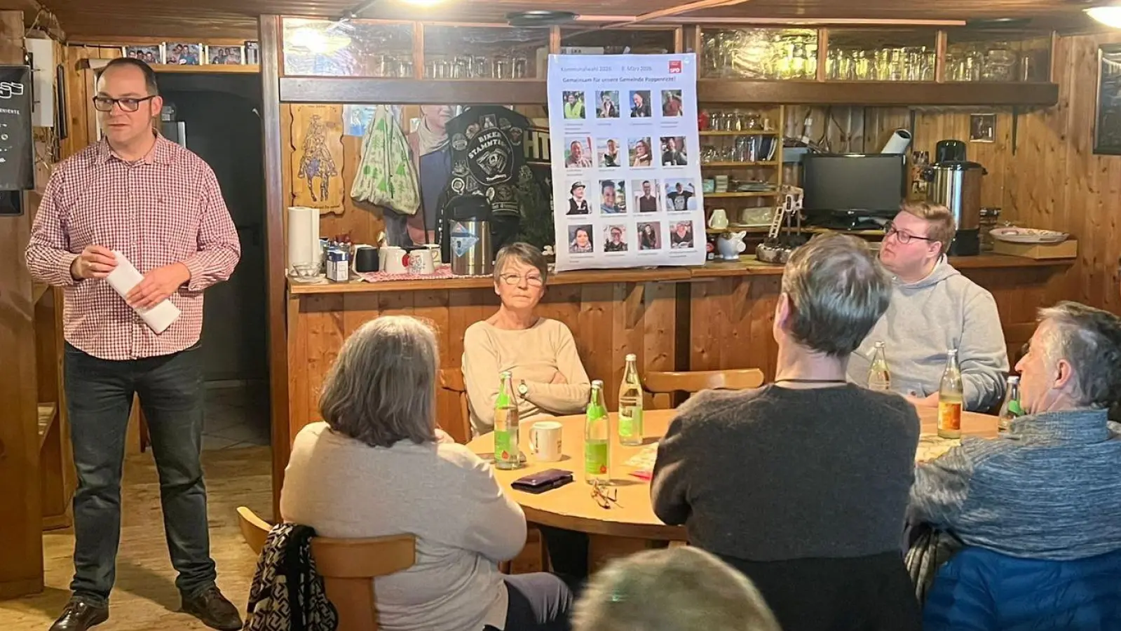 Bürgermeisterkandidat Michael Gradl (links) stellt das Wahlprogramm vor.  (Bild: Waltraud Lobenhofer)