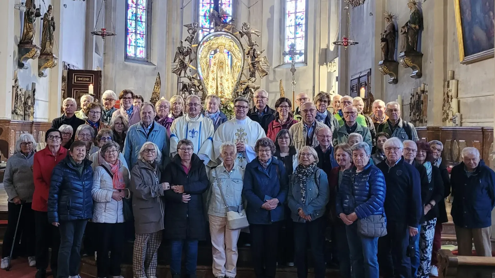In der Wallfahrtskirche wurde die Heilige Messe mit Pfarrer Michael Jakob (Bildmitte rechts) und Diakon Dieter Gerstacker (Bildmitte links) gefeiert. (Bild: Michael Jakob)