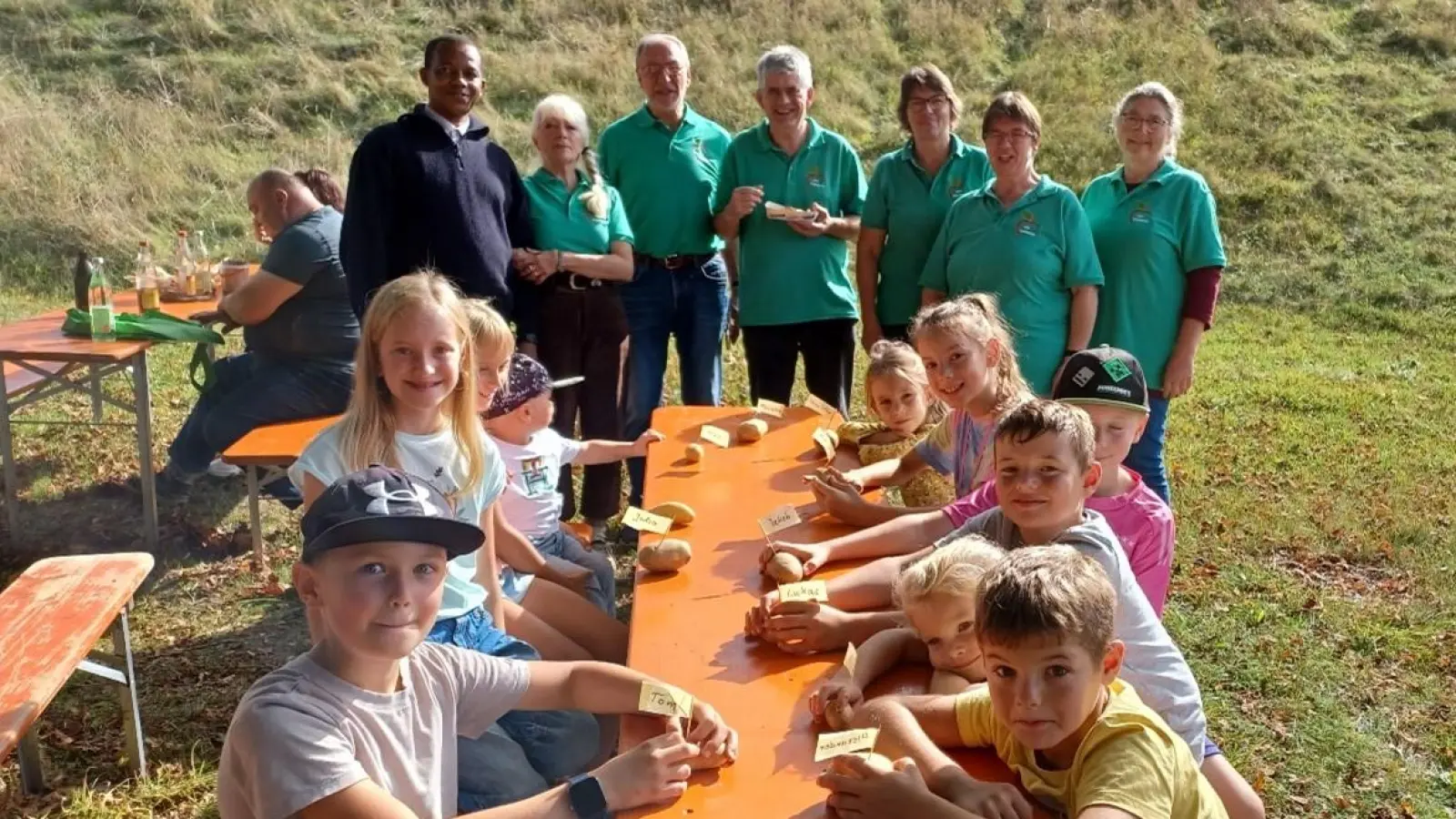 Im Vordergrund die Kinder mit den prämierten Kartoffeln, im Hintergrund im T-Shirt die Vorstandschaft des OGV Ransbach. (Bild: Karin Bruckmüller)