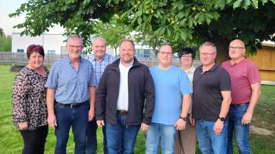 Vorstandschaft der Freien Wähler: v.l: Monika Grötsch, Johann Wurm, Konrad Rosner, Hubert Schicker, Uwe Friedrich, Heike Suchanek, Stephan Frank, Bernhard Lux (Bild: Maria Wurm)