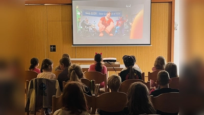Die Mädchen und Jungen ließen sich mit dem Kinonachmittag das schlechte Wetter versüßen. (Bild: Syliva Wallinger)