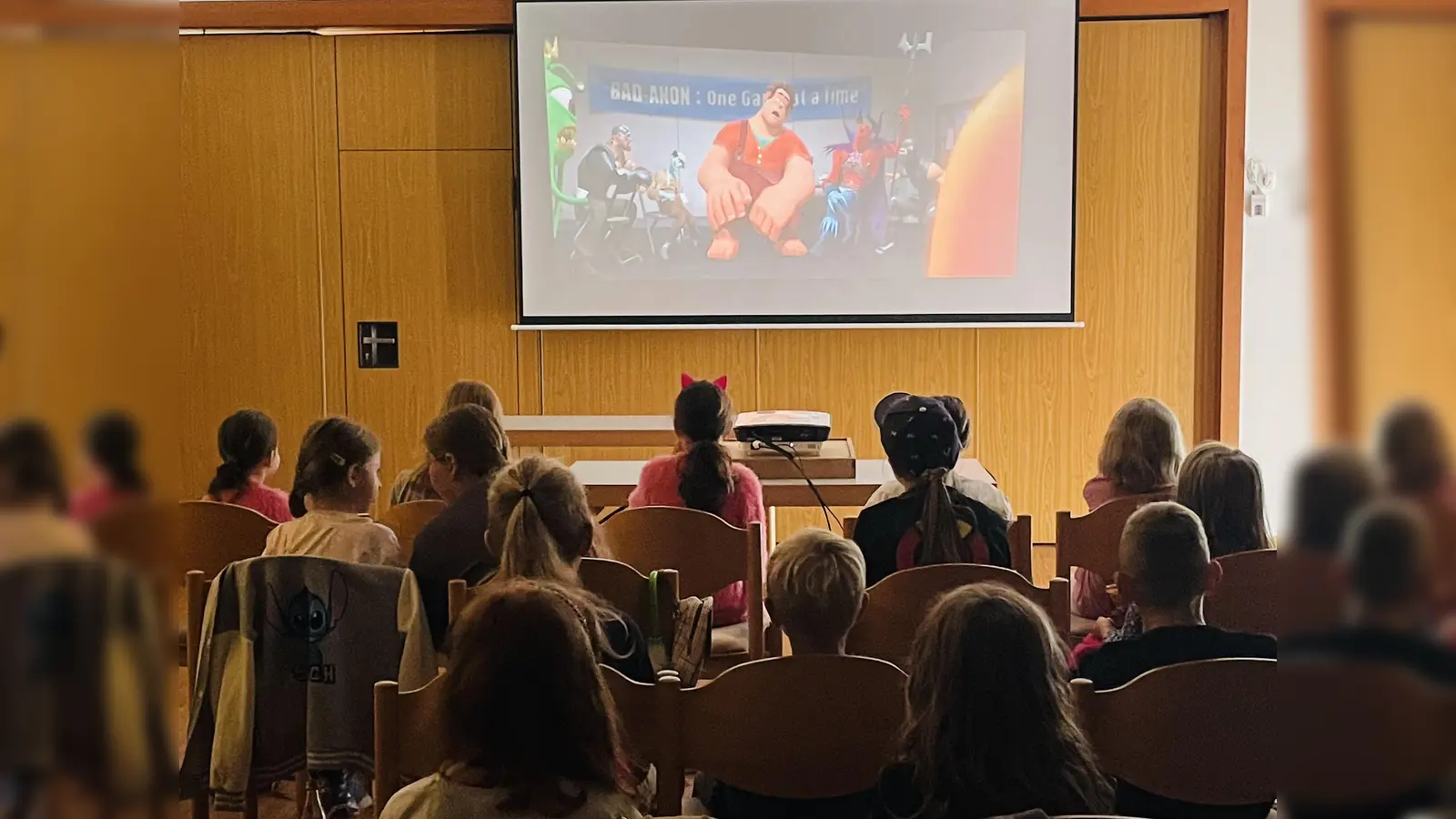 Die Mädchen und Jungen ließen sich mit dem Kinonachmittag das schlechte Wetter versüßen. (Bild: Syliva Wallinger)