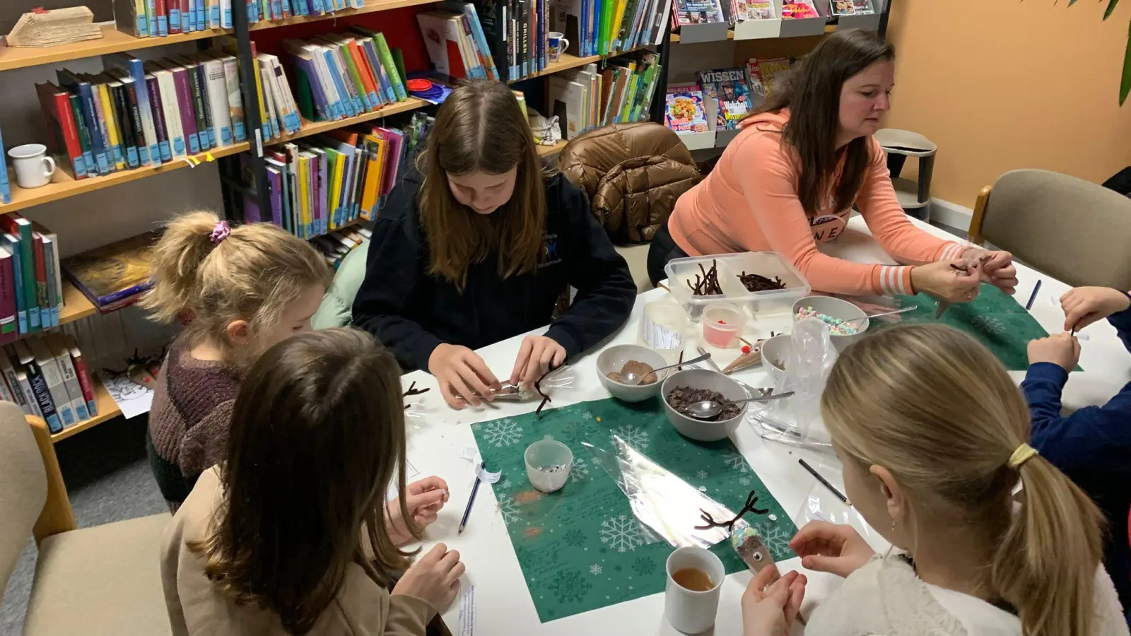 Bastelaktion von Sandra Liegl und Tochter Valerie  (Bild: Ulrike Guttenberger)