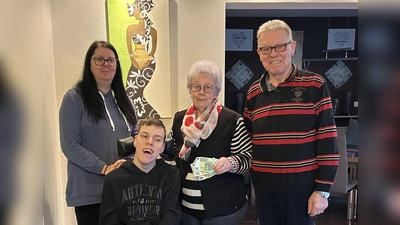 Regina und Sebastian Zeitler übergaben die Spende an Happynest.  (Bild: Markus Fischer)