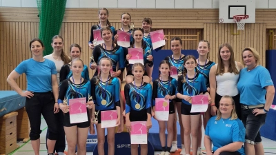 Strahlende Gesichter nach einem perfekten Wettkampftag. Von links Beate Kellner mit Trainerteam Tina Nentwig rechts und kniend Shirona Riehr (Bild: Reinhard Weber)