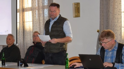 ZEN-Vorsitzender Florian Junkes gab gab den Jahresrückblick bei der Jahreshauptversammlung in Ensdorf. von links Klimaschutzkoordinator des Landkreises AS Martin Kopp, 2. Vors. Florian Urmann, ZEN Vorsitzender Florian Junkes und Schriftführer Josef Simon.  (Bild: Paul Böhm)