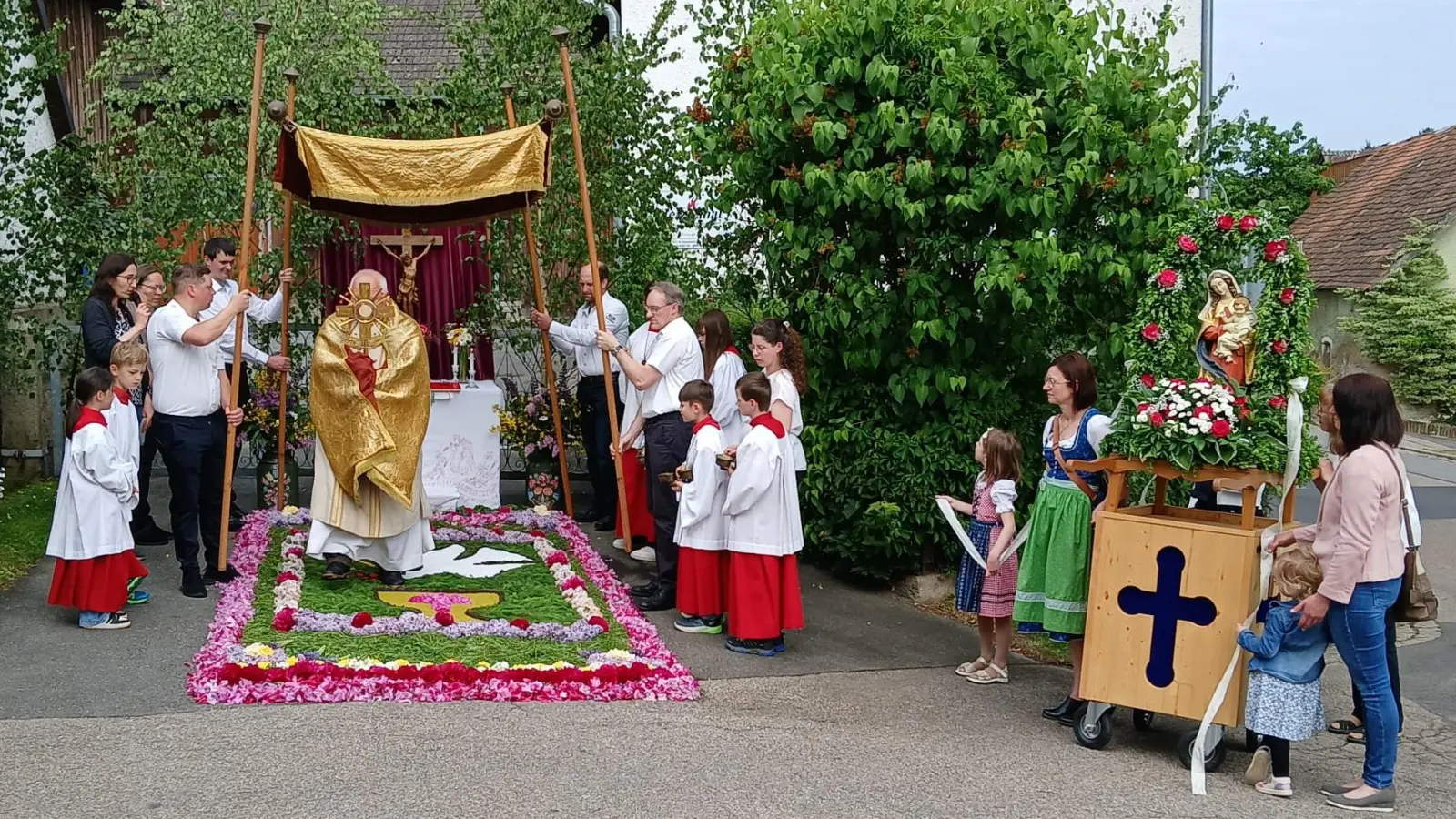 Prächtig geschmückter Fronleichnamsaltar in Tröbes (Bild: Gerlinde Rom)