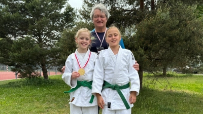 Valerie und Sarah mit Trainer Manfred Schmid (Bild: Stephan Lösch)