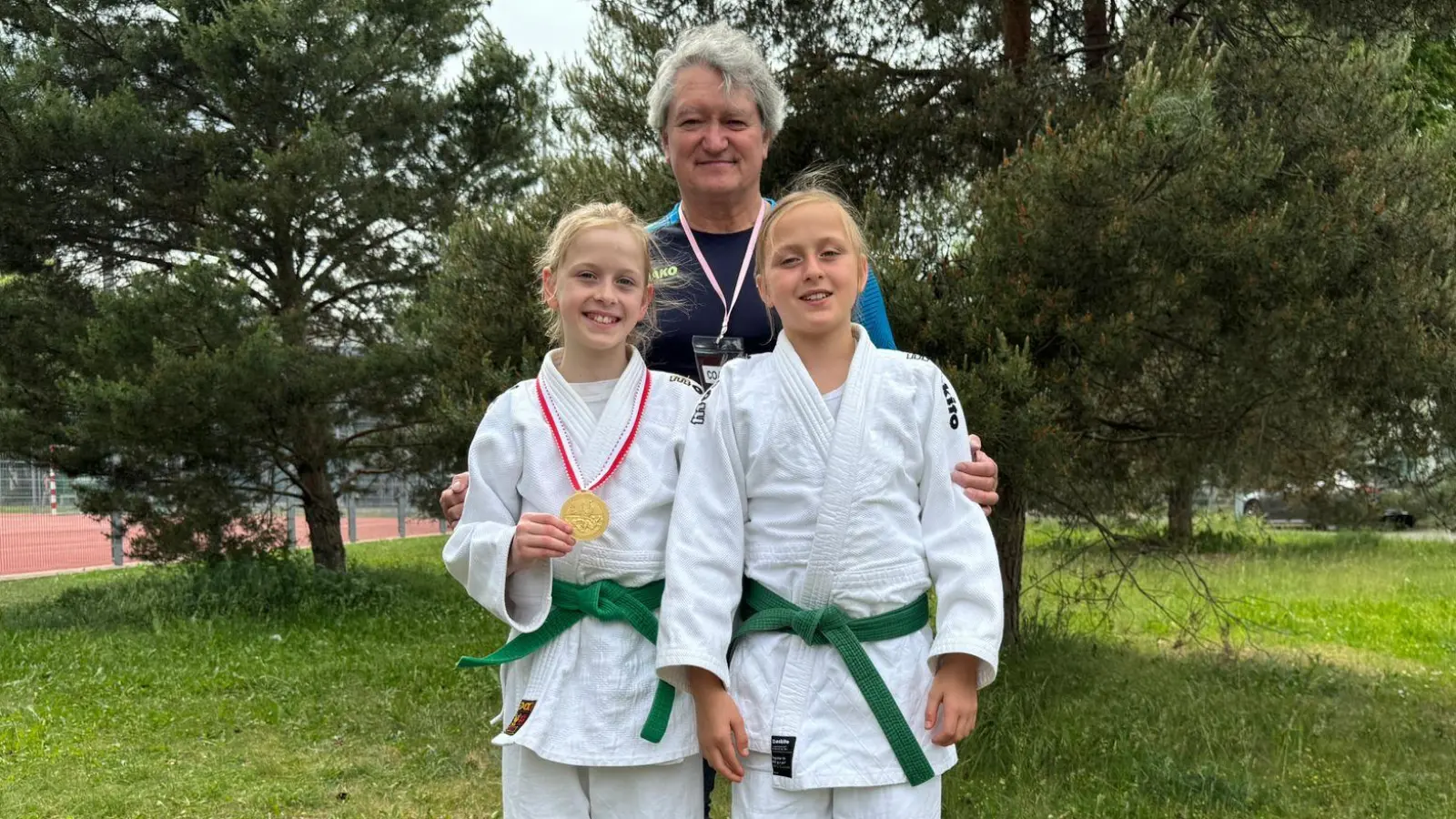 Valerie und Sarah mit Trainer Manfred Schmid (Bild: Stephan Lösch)