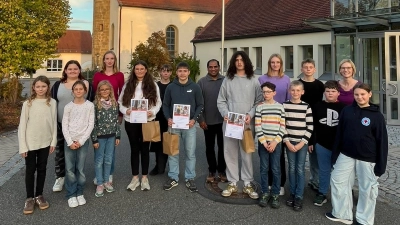 Die Freihunger Ministrantengruppe verabschiedet sich von drei langjährigen Messdienern. (Bild: Karin Eglmeier)
