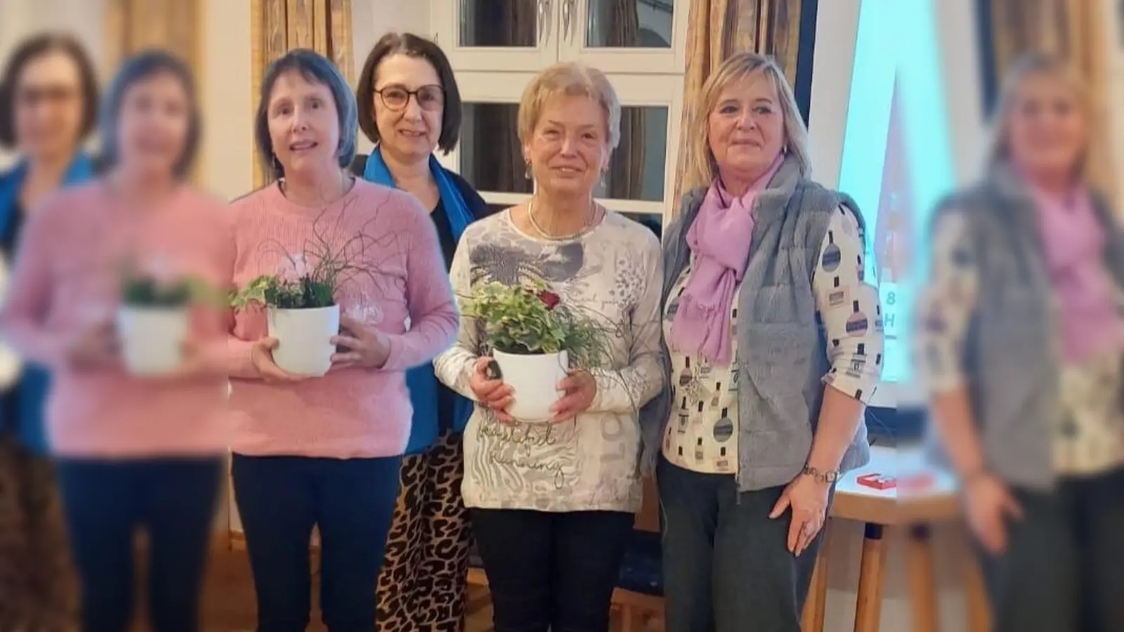 Ehrung für 20 Jahre (Martina Uschold), Ulrike Gösl, Ehrung für 40 Jahre (Brigitte Beierl) und Martha Bauer vom Bezirk. (Bild: Ulrike Gösl)